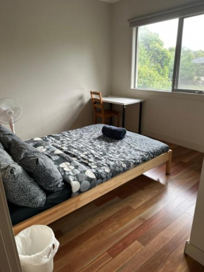 Room in Kew East